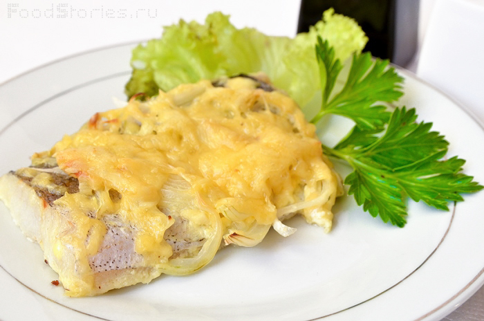Запеченный хек с сыром и луком